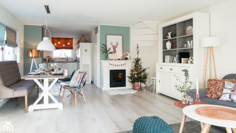 #choinka - Średni biały zielony salon z kuchnią z jadalnią z barkiem - zdjęcie od Maryla Fossen - Homebook