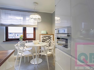 Kuchnia w bloku - Mała otwarta szara z zabudowaną lodówką kuchnia jednorzędowa z oknem, styl nowoczesny - zdjęcie od Cube