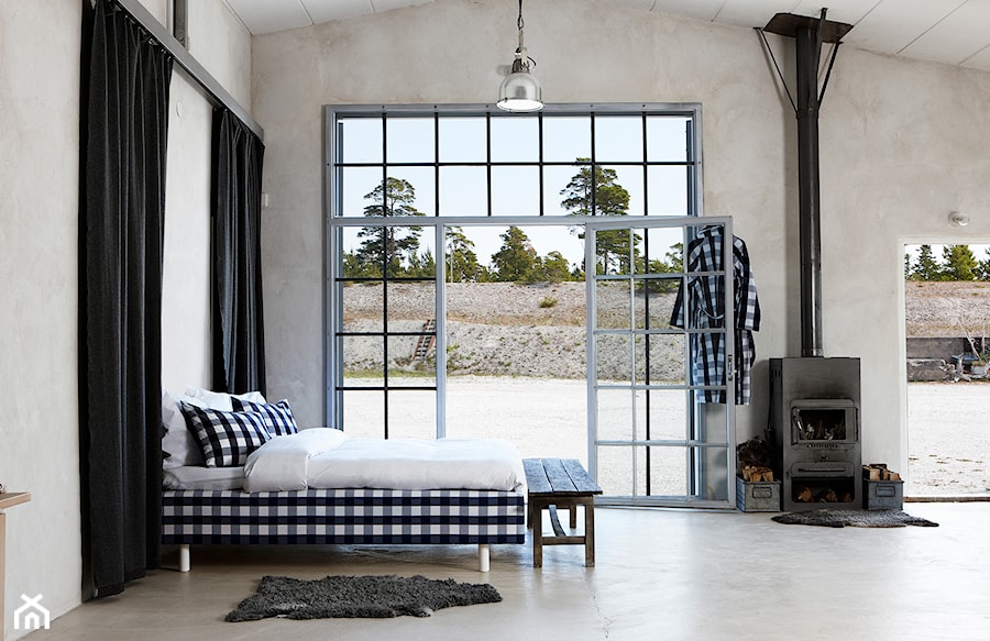 Inspiracje - Średnia szara sypialnia na poddaszu, styl industrialny - zdjęcie od Hästens