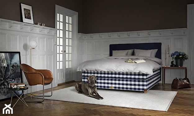 drewniana podłoga, kremowy dywan, biała lamperia, biała pościel, drewniany stolik, łóżko Hästens
