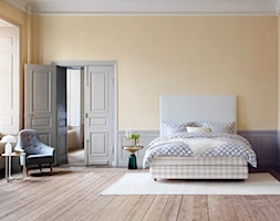 Inspiracje - Duża beżowa szara sypialnia małżeńska, styl nowoczesny - zdjęcie od Hästens - Homebook