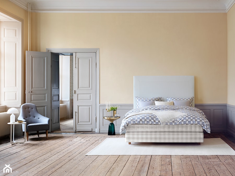 Inspiracje - Duża beżowa szara sypialnia, styl nowoczesny - zdjęcie od Hästens