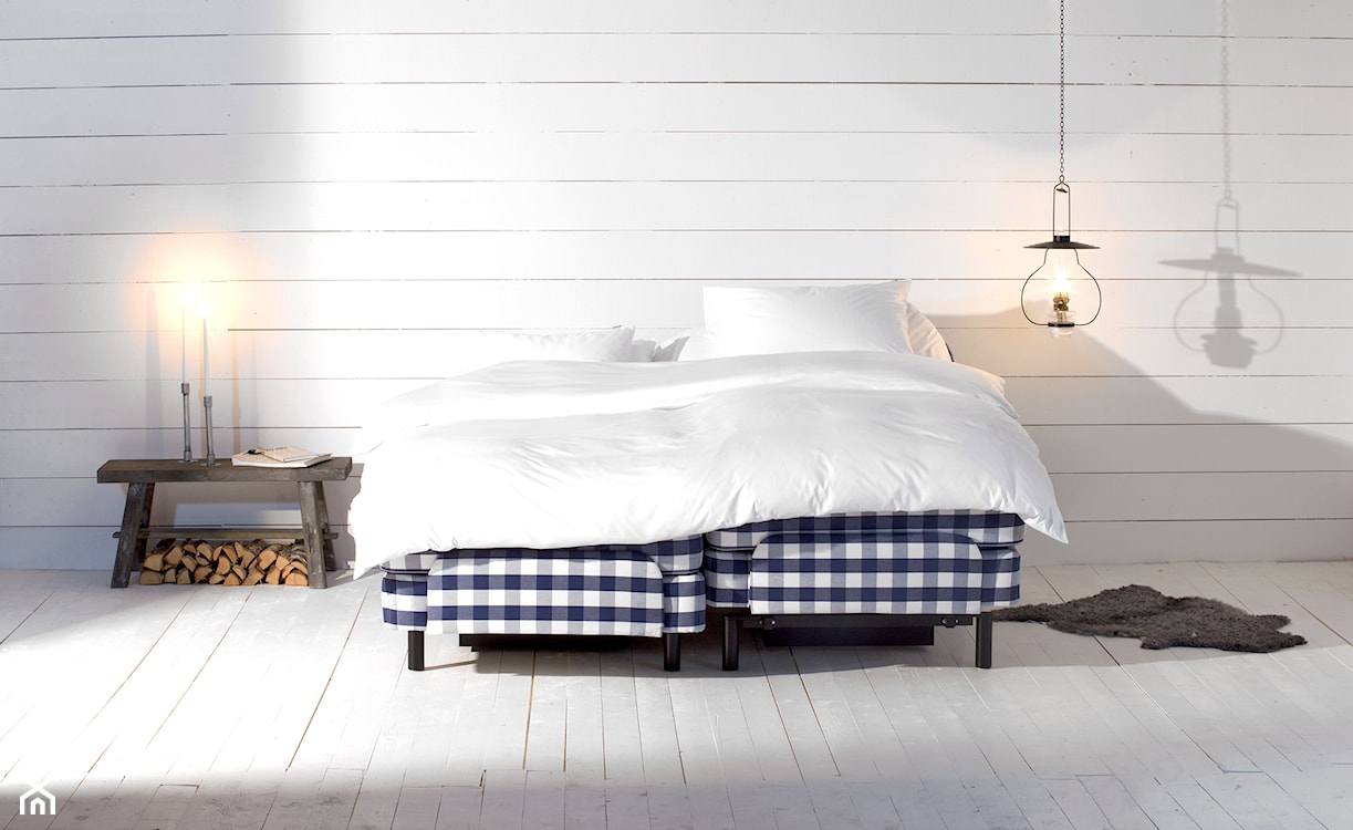 łóżko Hästens, łóżko w granatową kratę, białe deski, drewniany stolik