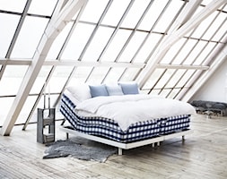 Inspiracje - Duża biała sypialnia małżeńska na poddaszu, styl minimalistyczny - zdjęcie od Hästens - Homebook