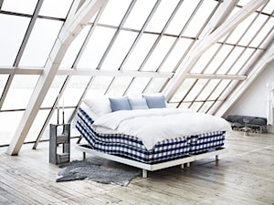 Inspiracje - Duża biała sypialnia na poddaszu, styl minimalistyczny - zdjęcie od Hästens