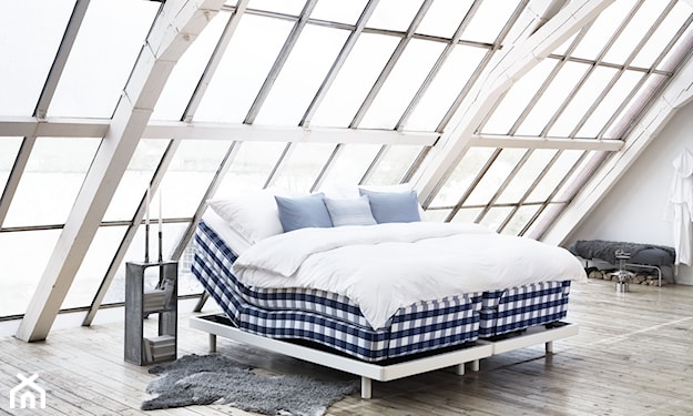 szary dywanik, biała pościel, łóżko Hästens, drewniana podłoga