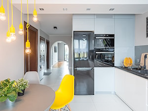 Mieszkanie Siedlce - Średnia otwarta z kamiennym blatem biała szara z lodówką wolnostojącą z podblatowym zlewozmywakiem kuchnia w kształcie litery l, styl nowoczesny - zdjęcie od zaneta-jastrzebska