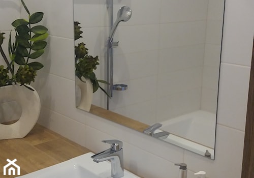 Łazienka - Mała na poddaszu bez okna z pralką / suszarką z lustrem łazienka, styl tradycyjny - zdjęcie od Katarzyna W-L