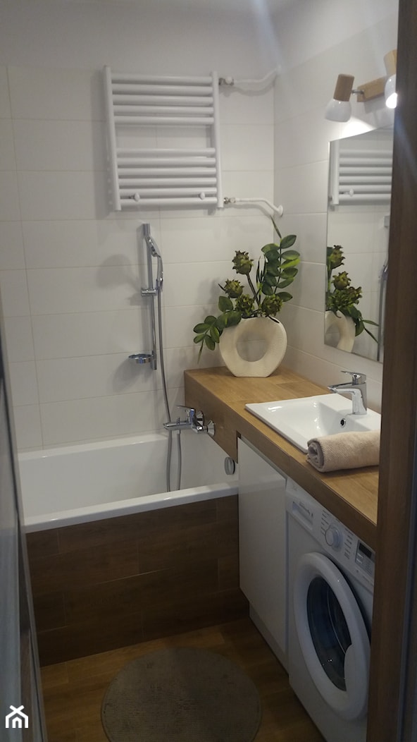 Łazienka - Mała na poddaszu bez okna z pralką / suszarką z lustrem łazienka, styl tradycyjny - zdjęcie od Katarzyna W-L - Homebook