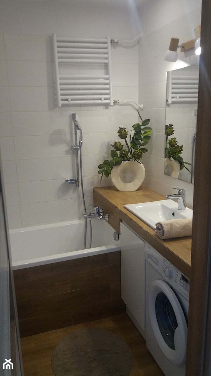 Łazienka - Mała na poddaszu bez okna z pralką / suszarką z lustrem łazienka, styl tradycyjny - zdjęcie od Katarzyna W-L