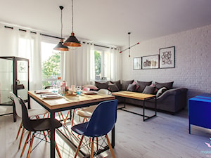 Mieszkanie - skandynawski soft loft - Średni biały salon z jadalnią z tarasem / balkonem, styl skandynawski - zdjęcie od make again