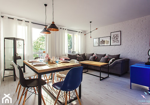 Mieszkanie - skandynawski soft loft - Średni biały salon z jadalnią z tarasem / balkonem, styl skandynawski - zdjęcie od make again