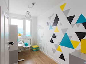 Przytulne i kolorowe mieszkanie w bloku - Średnie z zabudowanym biurkiem białe biuro, styl skandynawski - zdjęcie od make again