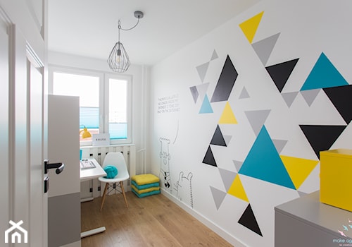 Przytulne i kolorowe mieszkanie w bloku - Średnie z zabudowanym biurkiem białe biuro, styl skandynawski - zdjęcie od make again
