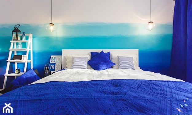 kobaltowe poduszki i narzuta w sypialni