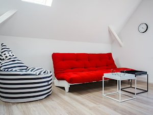 Apartament w podgórskiej miejscowości - Mały biały salon, styl skandynawski - zdjęcie od make again