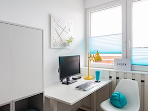 Przytulne i kolorowe mieszkanie w bloku - Małe białe biuro, styl skandynawski - zdjęcie od make again