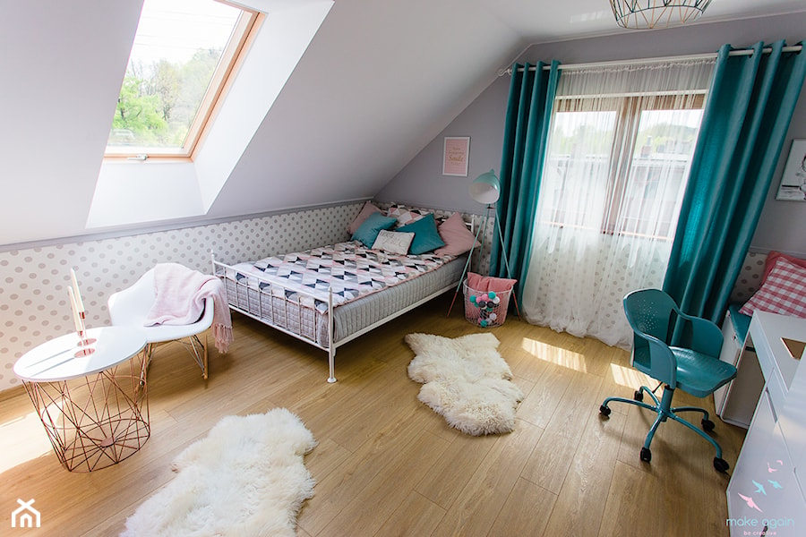 Pastelowy pokój dziewczęcy - Duży biały szary pokój dziecka dla nastolatka dla dziewczynki, styl skandynawski - zdjęcie od make again