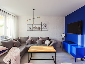 Mieszkanie - skandynawski soft loft - Średni duży biały niebieski salon, styl skandynawski - zdjęcie od make again