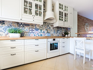 Salon prowansalski z aneksem kuchennym - Średnia otwarta biała brązowa kolorowa kuchnia w kształcie ... - zdjęcie od make again