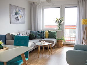 Przytulne i kolorowe mieszkanie w bloku - Średni biały salon z jadalnią z tarasem / balkonem, styl skandynawski - zdjęcie od make again