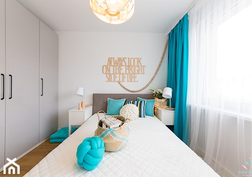 Przytulne i kolorowe mieszkanie w bloku - Mała biała sypialnia, styl nowoczesny - zdjęcie od make again