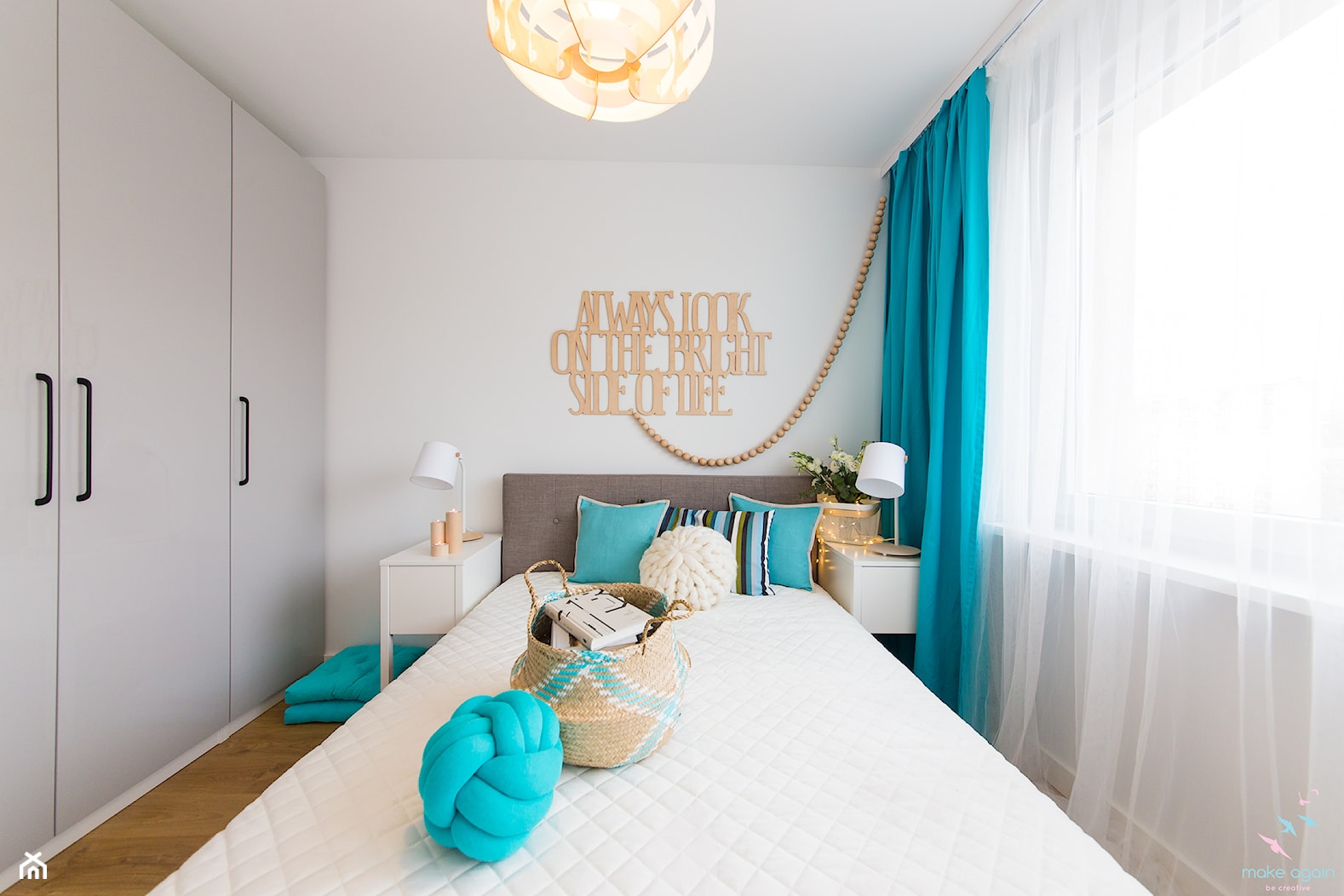 Przytulne i kolorowe mieszkanie w bloku - Mała biała sypialnia, styl nowoczesny - zdjęcie od make again - Homebook