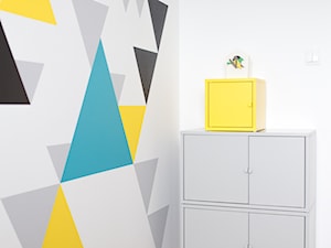 Przytulne i kolorowe mieszkanie w bloku - Małe białe biuro, styl skandynawski - zdjęcie od make again