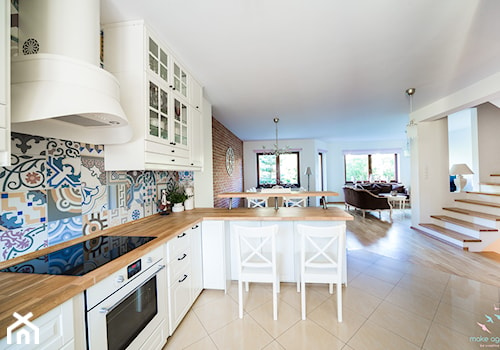 Salon prowansalski z aneksem kuchennym - Duża otwarta biała kuchnia w kształcie litery l z wyspą lub półwyspem, styl prowansalski - zdjęcie od make again