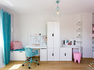 Pastelowy pokój dziewczęcy - Średni biały szary pokój dziecka dla nastolatka dla dziewczynki, styl skandynawski - zdjęcie od make again