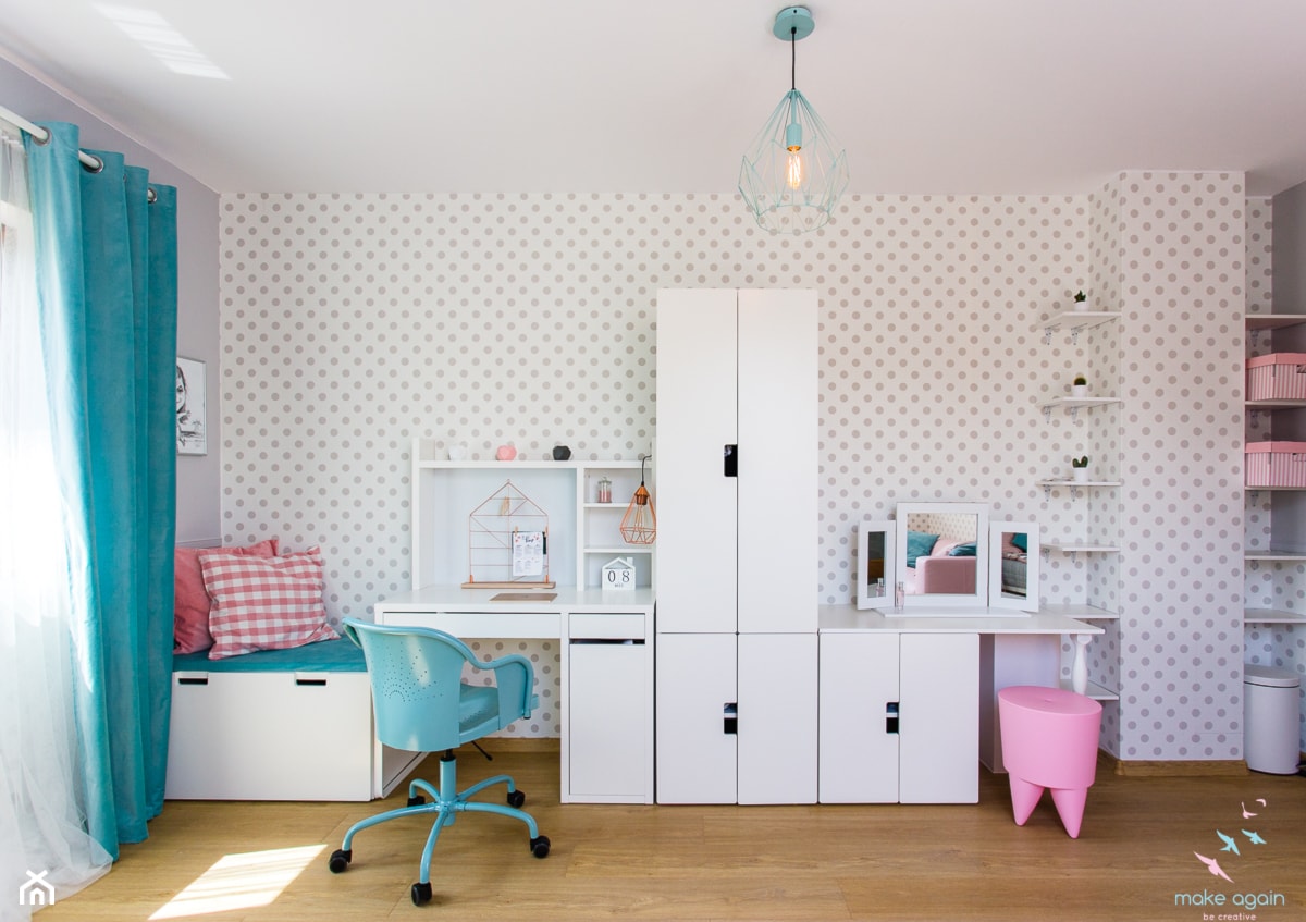 Pastelowy pokój dziewczęcy - Średni biały szary pokój dziecka dla nastolatka dla dziewczynki, styl skandynawski - zdjęcie od make again - Homebook