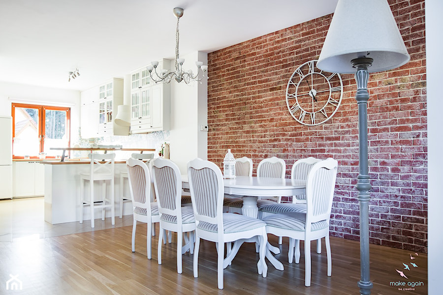 Salon prowansalski z aneksem kuchennym - Średnia biała brązowa jadalnia w salonie, styl prowansalski - zdjęcie od make again