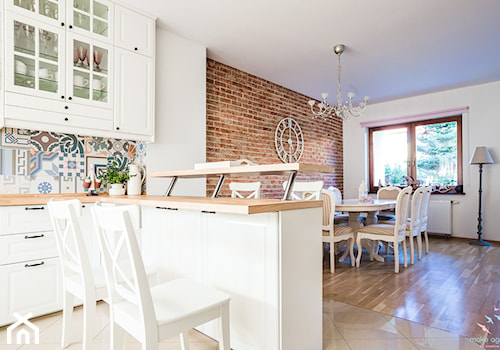 Salon prowansalski z aneksem kuchennym - Średnia biała brązowa jadalnia w salonie, styl prowansalski - zdjęcie od make again