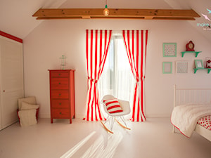 Sypialnia z otwartą łazienką - Duża biała sypialnia na poddaszu, styl skandynawski - zdjęcie od make again
