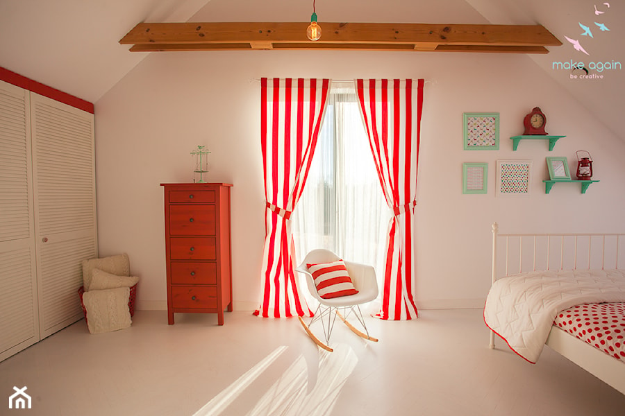 Sypialnia z otwartą łazienką - Duża biała sypialnia na poddaszu, styl skandynawski - zdjęcie od make again