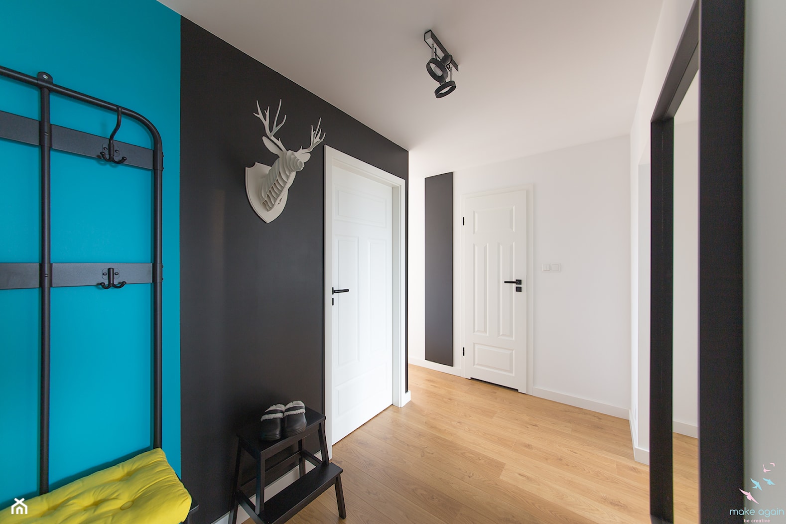 Przytulne i kolorowe mieszkanie w bloku - Średni z wieszakiem biały czarny niebieski hol / przedpokój, styl nowoczesny - zdjęcie od make again - Homebook