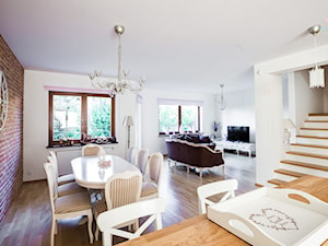 Salon prowansalski z aneksem kuchennym - Średnia biała jadalnia w salonie, styl prowansalski - zdjęcie od make again