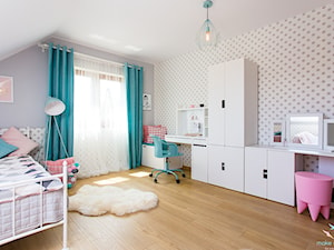 Pastelowy pokój dziewczęcy - Duży biały szary pokój dziecka dla nastolatka dla dziewczynki, styl skandynawski - zdjęcie od make again