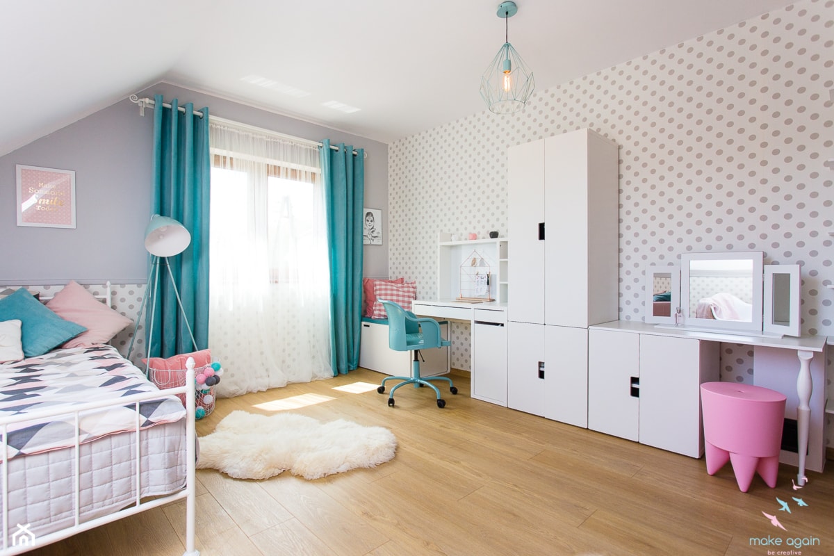 Pastelowy pokój dziewczęcy - Duży biały szary pokój dziecka dla nastolatka dla dziewczynki, styl skandynawski - zdjęcie od make again - Homebook