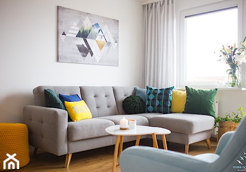 Przytulne i kolorowe mieszkanie w bloku - Mały biały salon, styl skandynawski - zdjęcie od make again