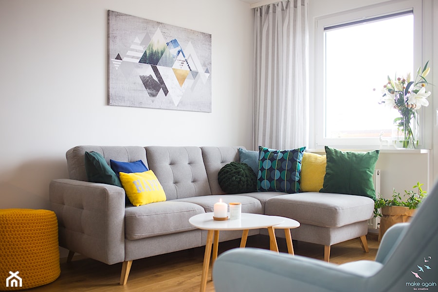 Przytulne i kolorowe mieszkanie w bloku - Mały biały salon, styl skandynawski - zdjęcie od make again