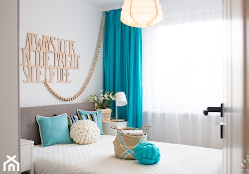 Przytulne i kolorowe mieszkanie w bloku - Mała szara sypialnia, styl skandynawski - zdjęcie od make again