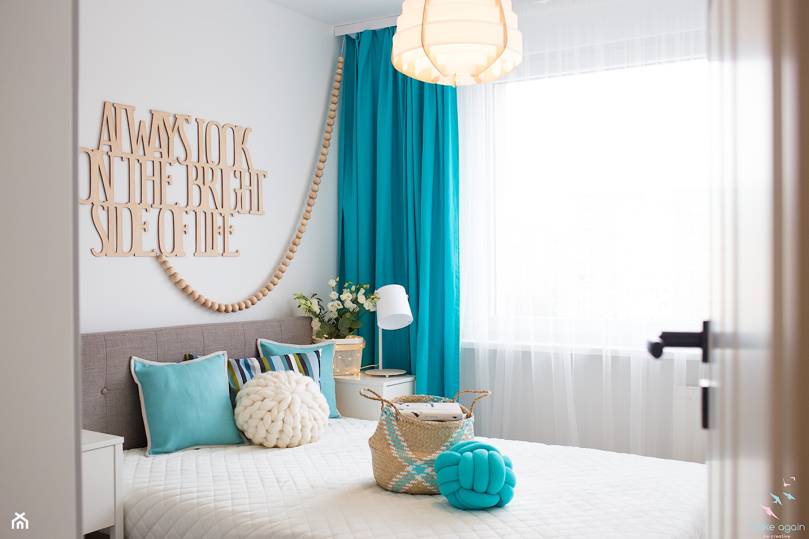 Przytulne i kolorowe mieszkanie w bloku - Mała szara sypialnia, styl skandynawski - zdjęcie od make again - Homebook