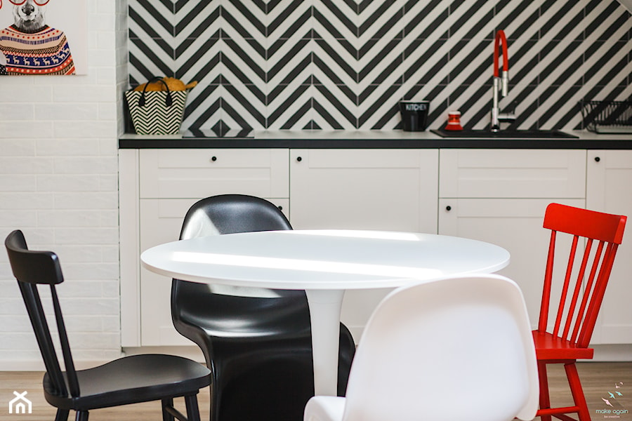 Apartament w podgórskiej miejscowości - Mała biała czarna jadalnia w kuchni, styl skandynawski - zdjęcie od make again
