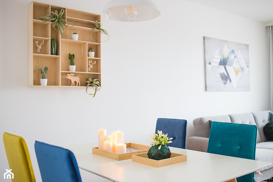 Przytulne i kolorowe mieszkanie w bloku - Mała biała jadalnia w salonie, styl nowoczesny - zdjęcie od make again