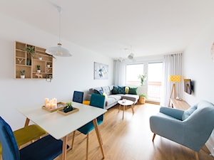 Przytulne i kolorowe mieszkanie w bloku - Średni biały salon z jadalnią z tarasem / balkonem, styl skandynawski - zdjęcie od make again