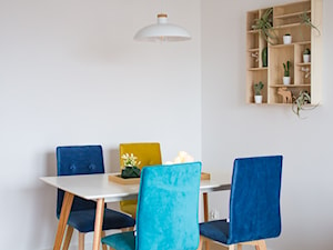 Przytulne i kolorowe mieszkanie w bloku - Średnia biała jadalnia w salonie, styl nowoczesny - zdjęcie od make again