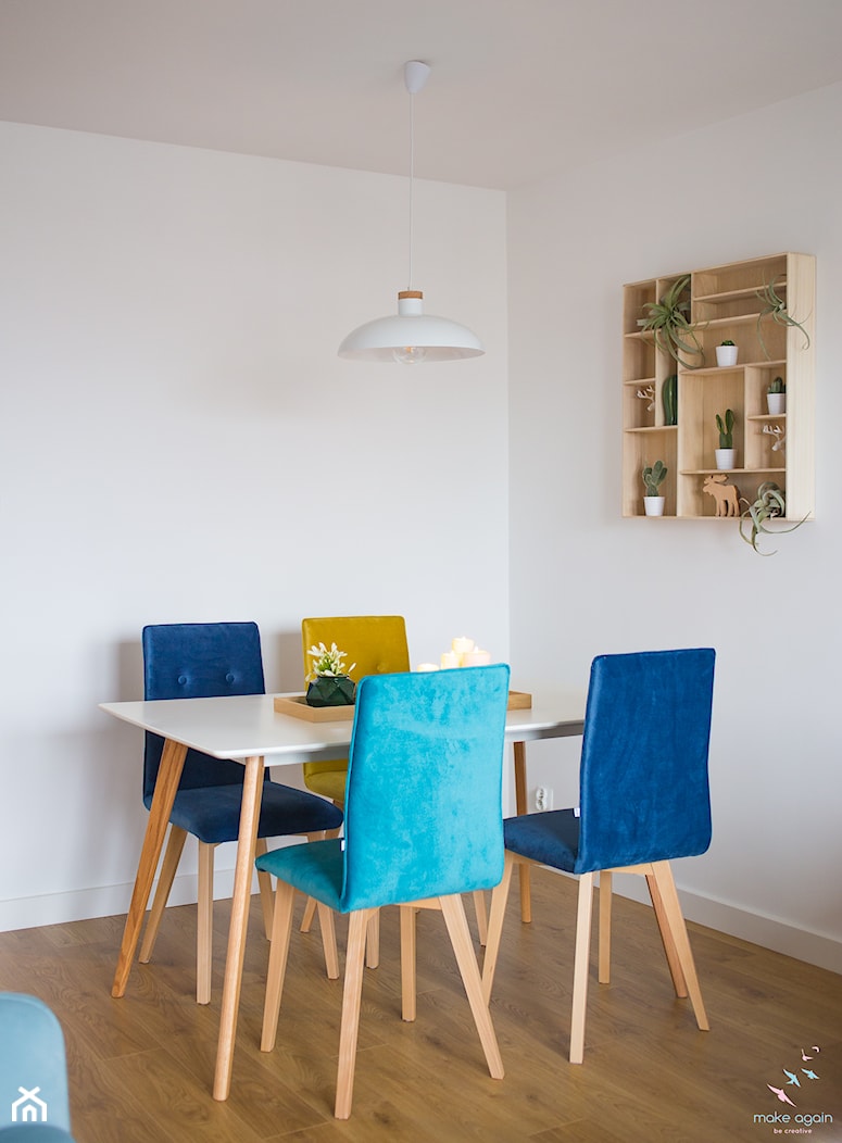 Przytulne i kolorowe mieszkanie w bloku - Średnia biała jadalnia w salonie, styl nowoczesny - zdjęcie od make again - Homebook