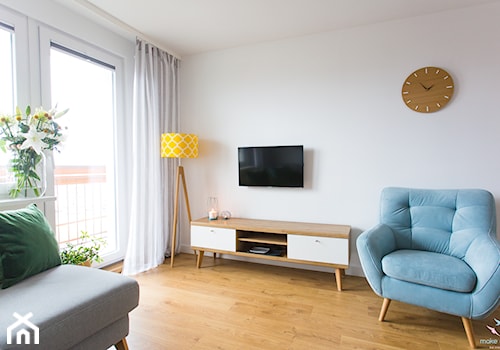 Przytulne i kolorowe mieszkanie w bloku - Średni biały salon, styl nowoczesny - zdjęcie od make again