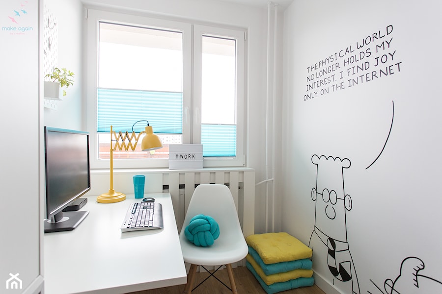 Przytulne i kolorowe mieszkanie w bloku - Małe z zabudowanym biurkiem białe biuro, styl skandynawski - zdjęcie od make again